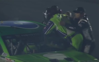 Οδηγός του NASCAR σφυροκόπησε με γροθιές αντίπαλό του (video)