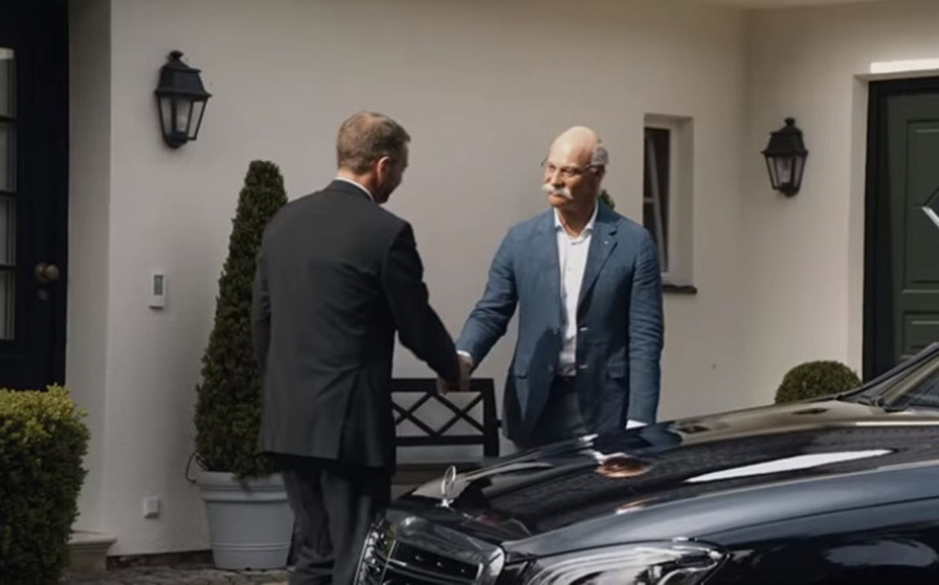 Το αφεντικό της Mercedes-Benz οδηγεί BMW; (vid)