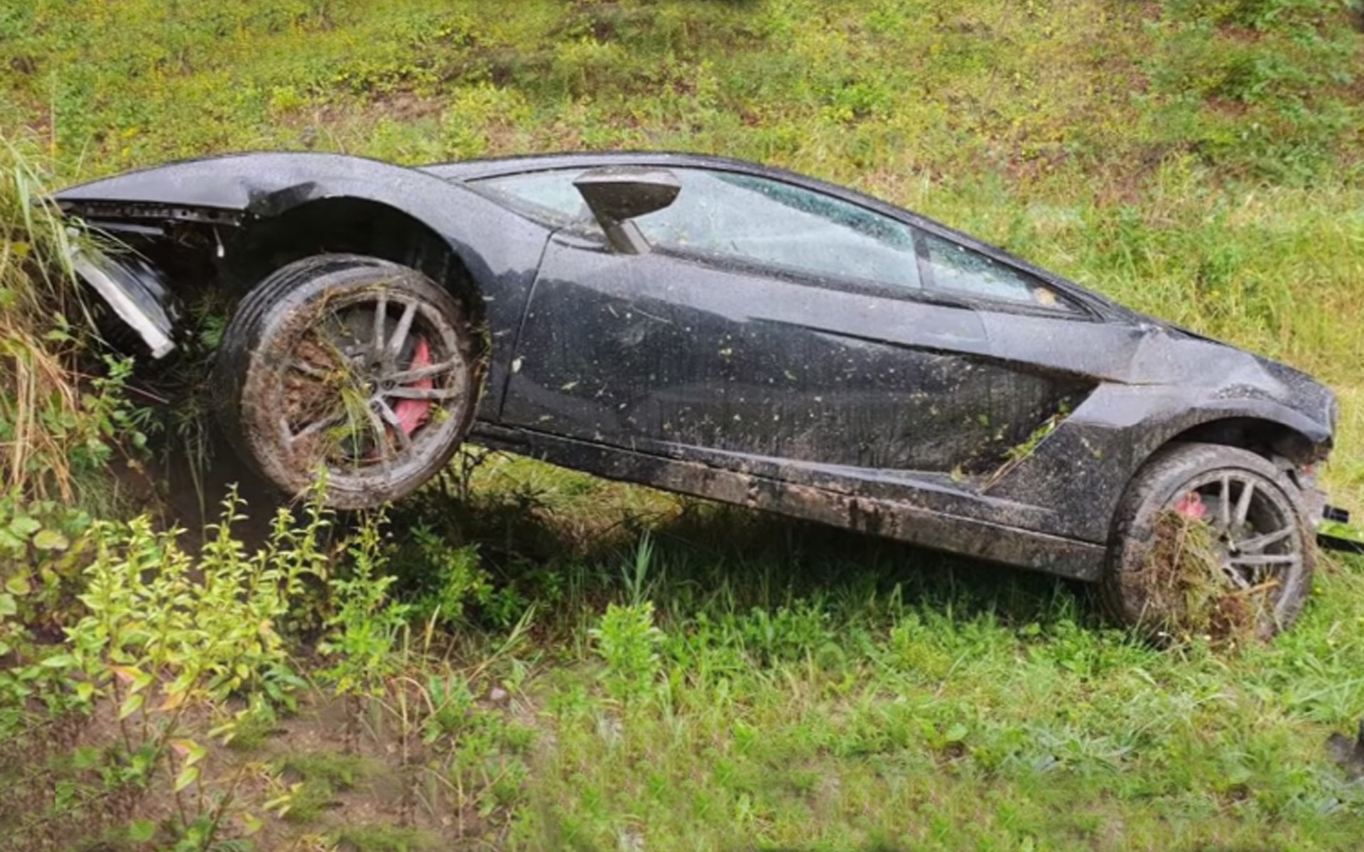 Επισκευάζει μια κατεστραμμένη Lamborghini on camera (video part 1)