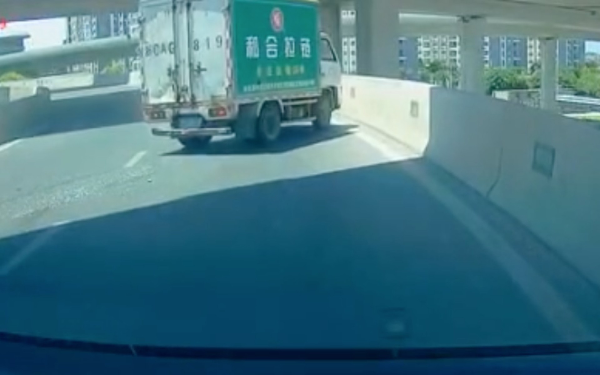 Φορτηγάκι το “χάνει”, αλλά το βρίσκει… κάπως! (vid)