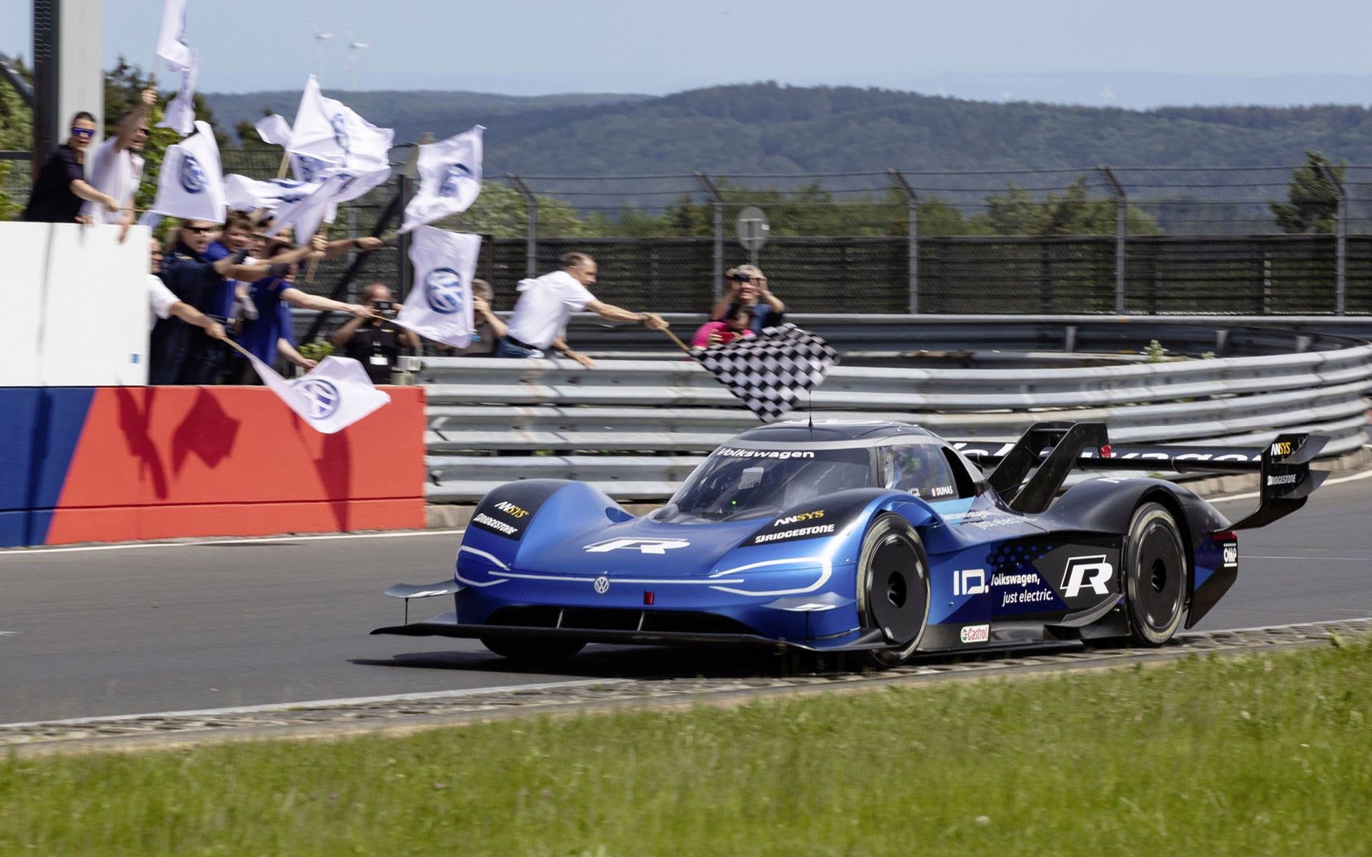 Όλος ο γύρος-ρεκόρ στο Nurburgring με το ηλεκτρικό Volkswagen (vid)