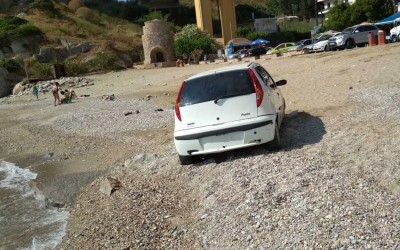 Οδηγός άφησε το αυτοκίνητό του στην παραλία για… ηλιοθεραπεία