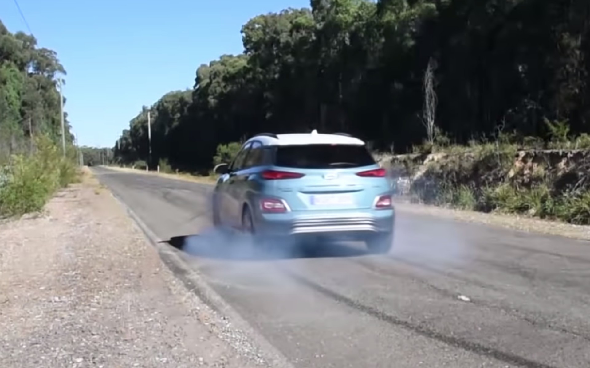 Καίγοντας λάστιχα με ηλεκτρικό Hyundai Kona (video)