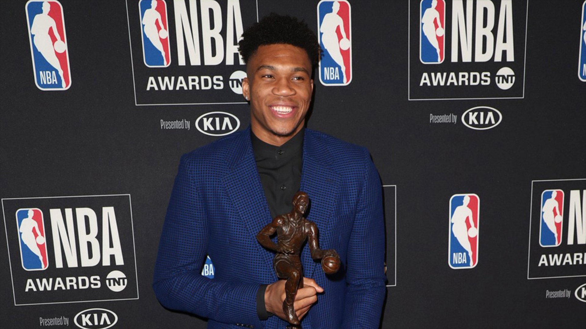 Greek Freak στο παρκέ, Άνθρωπος κρατώντας το βραβείο του MVP (video)