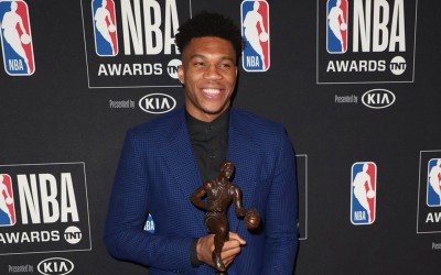 Greek Freak στο παρκέ, Άνθρωπος κρατώντας το βραβείο του MVP (video)