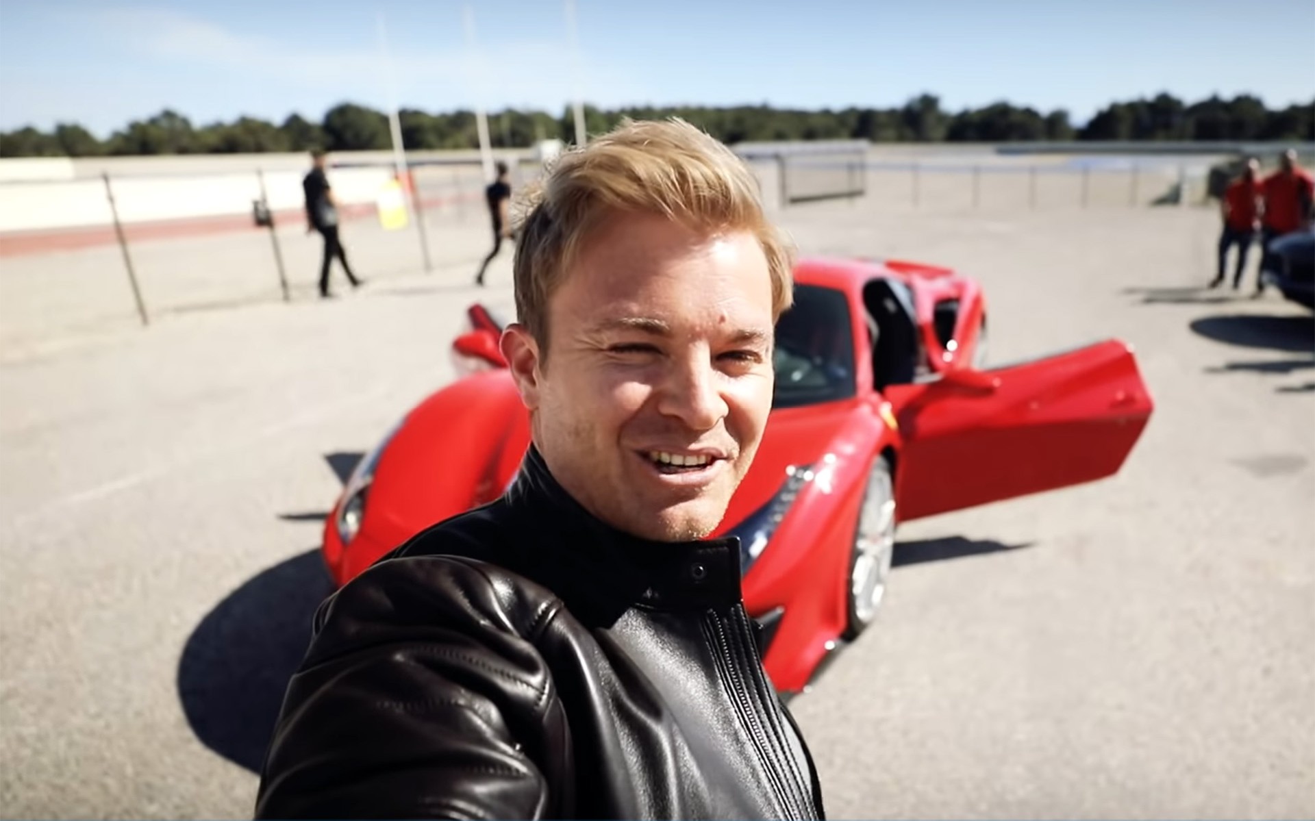O Nico Rosberg ωθεί μια Ferrari 488 Pista στα όριά της (video)