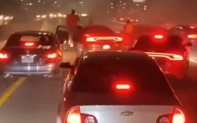 Αυτοκινητόδρομος παραλύει: Νεαροί οδηγοί επιδίδονται ξανά σε donuts (vid)