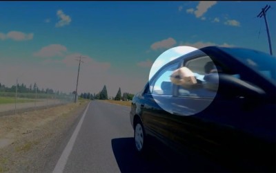 Συνοδηγός επιχειρεί να μαχαιρώσει ποδηλάτη! (video)