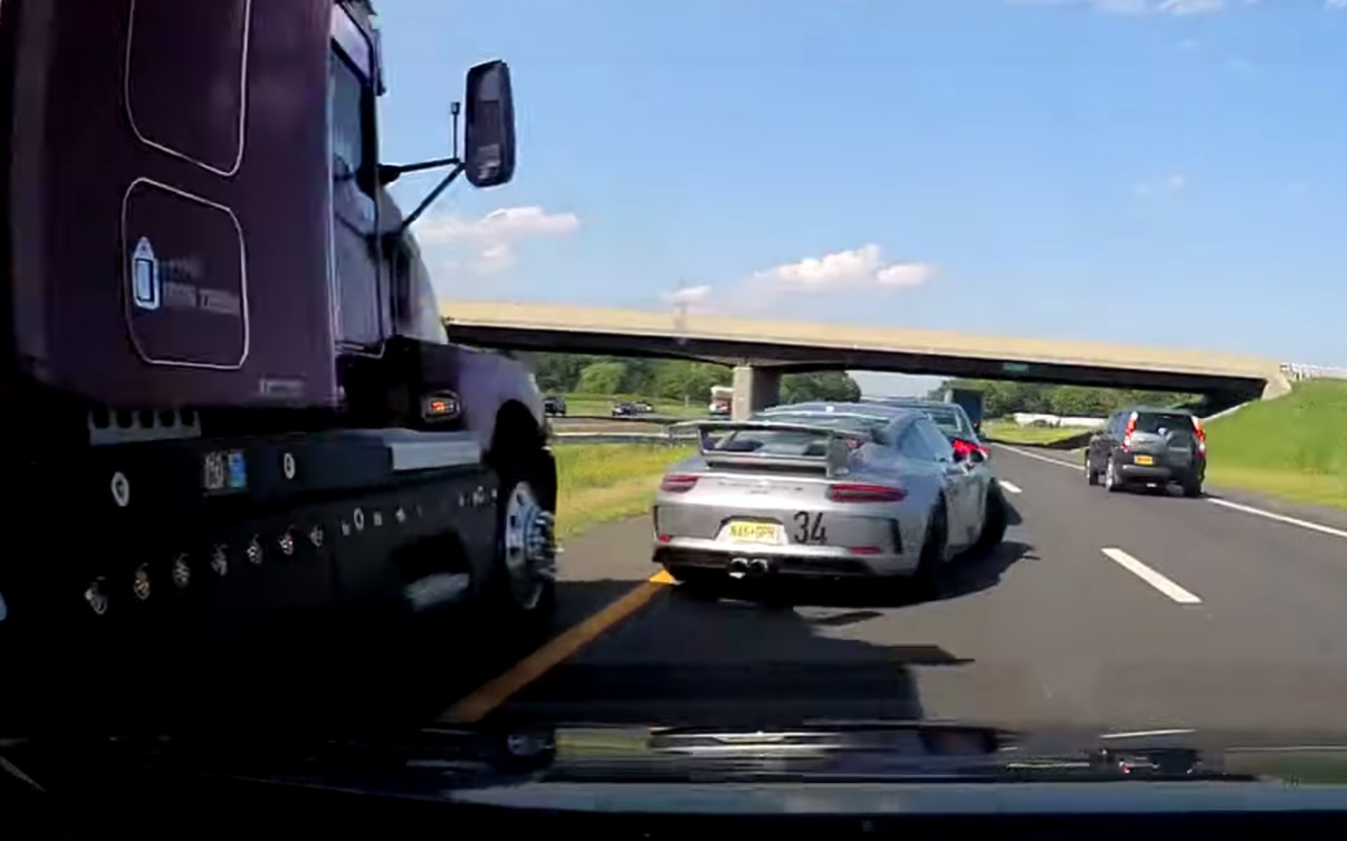 Τύχη βουνό είχε ο οδηγός της Porsche 911 GT3 (video)