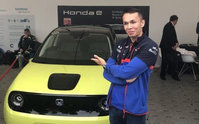 Οδηγός της F1 στο τιμόνι ενός ηλεκτρικού μικρού (vid)