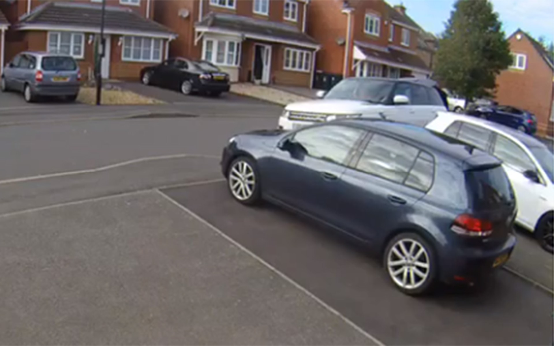 «Κλείνει» τους κλέφτες με το Range Rover του (video)