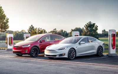 Netflix και Youtube σε πραγματικό χρόνο στα Tesla!