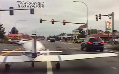 Αεροπλάνο προσγειώθηκε στη μέση του δρόμου στην Ουάσιγκτον! (video)