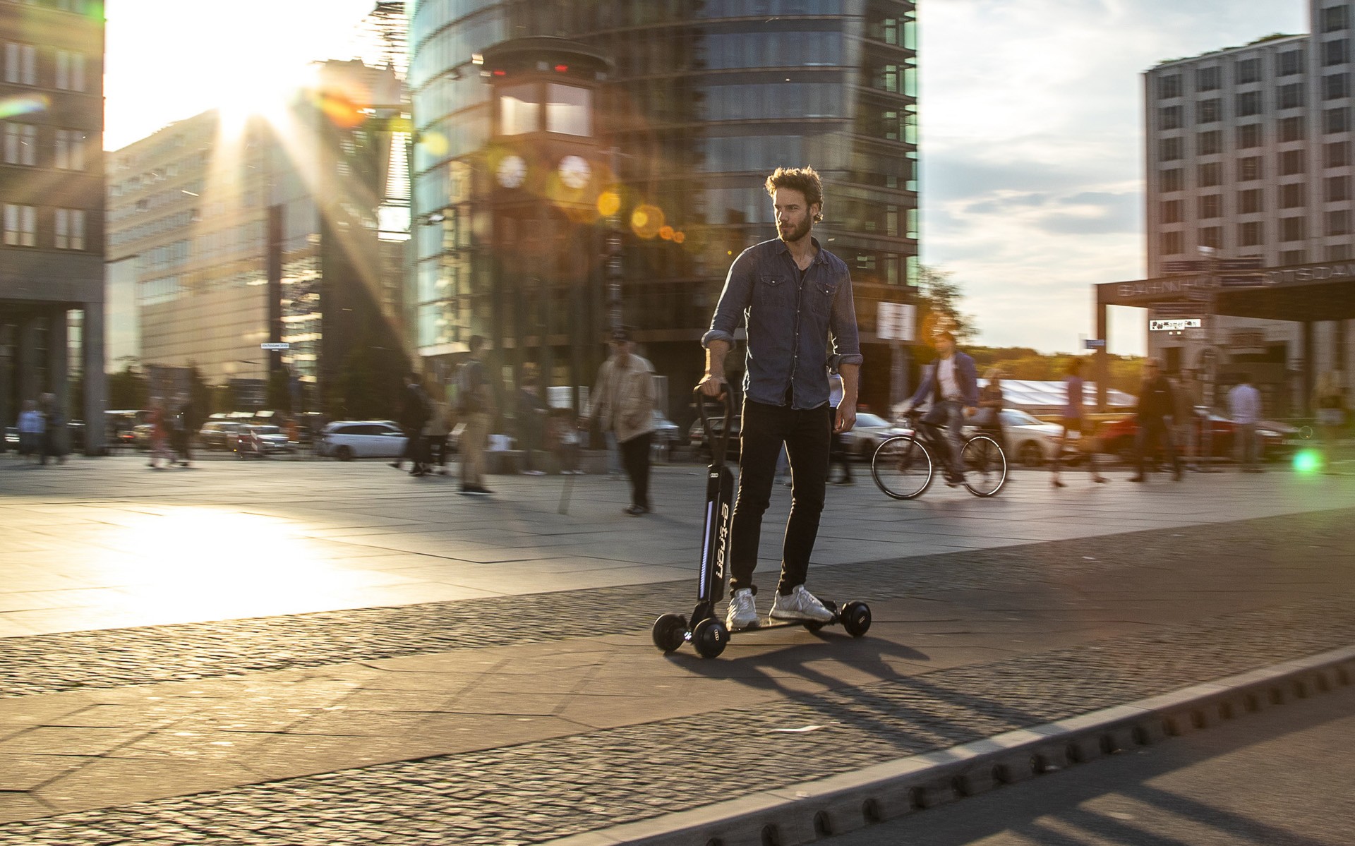 2 σε 1: Scooter και σανίδα skate από την Audi (vid)