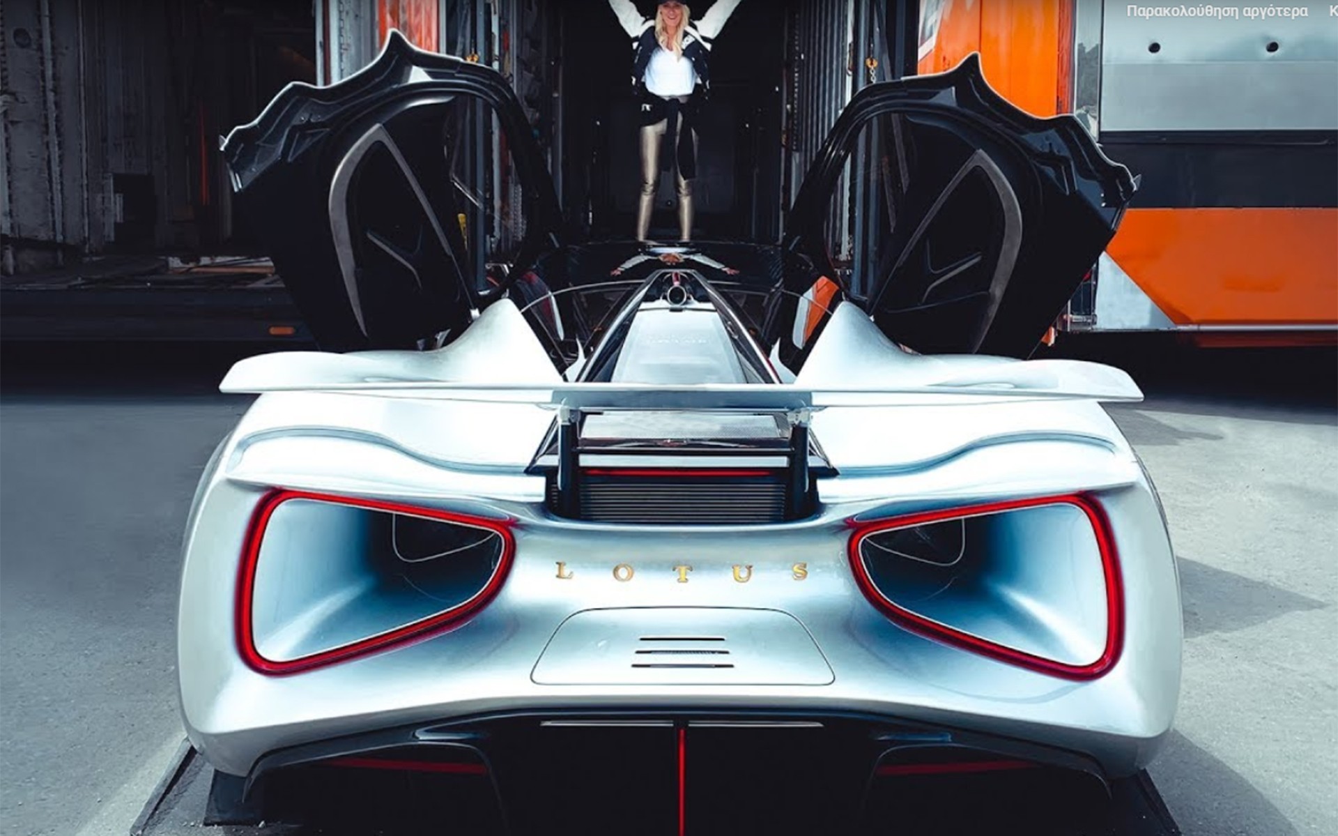 H Supercar Blondie μάς κάνει τουρ στη νέα Lotus Evija (video)