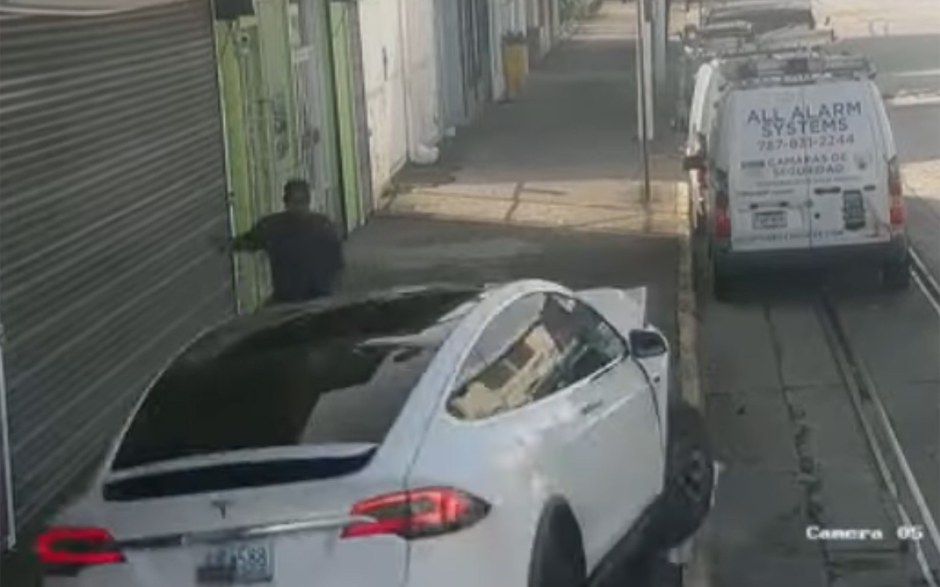 Άντρας γλιτώνει τελευταία στιγμή, μετά από… κρίση πανικού ενός Tesla Model X! (video)