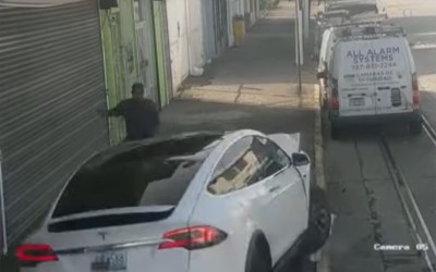 Άντρας γλιτώνει τελευταία στιγμή, μετά από… κρίση πανικού ενός Tesla Model X! (video)