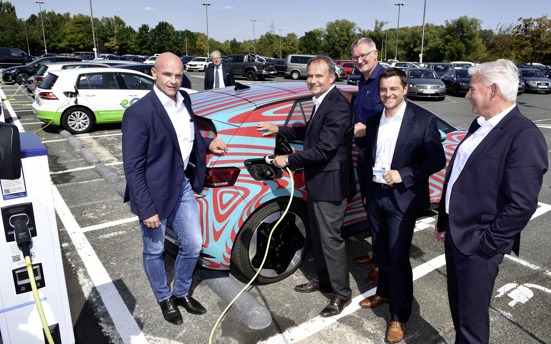 Volkswagen: Ξεκίνησε η εγκατάσταση σταθμών φόρτισης για ηλεκτρικά