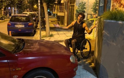 Ο Παραολυμπιονίκης Αντώνης Τσαπατάκης εκθέτει οδηγό που έκλεισε μπάρα ΑμΕΑ