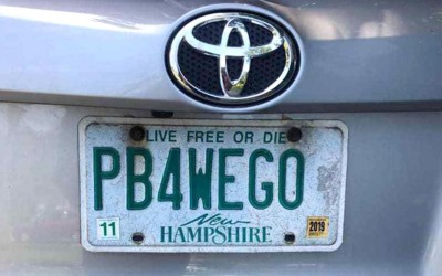 Μια μητέρα κλήθηκε να παραδώσει την πιο αμφιλεγόμενη πινακίδα κυκλοφορίας