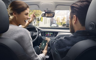 Κορυφαία συνδεσιμότητα και προστασία με το νέο πακέτο υπηρεσιών OpelConnect