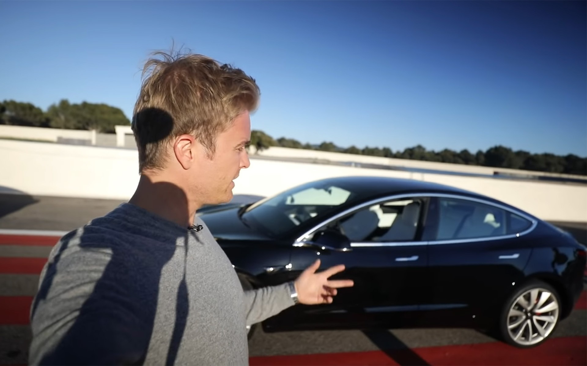 O Nico Rosberg «τσιτώνει» δύο Tesla (video)