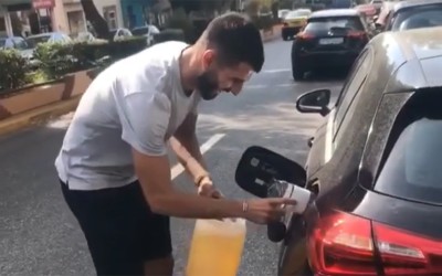 Έμεινες από βενζίνη; Φώναξε τον Μάνταλο! (video)