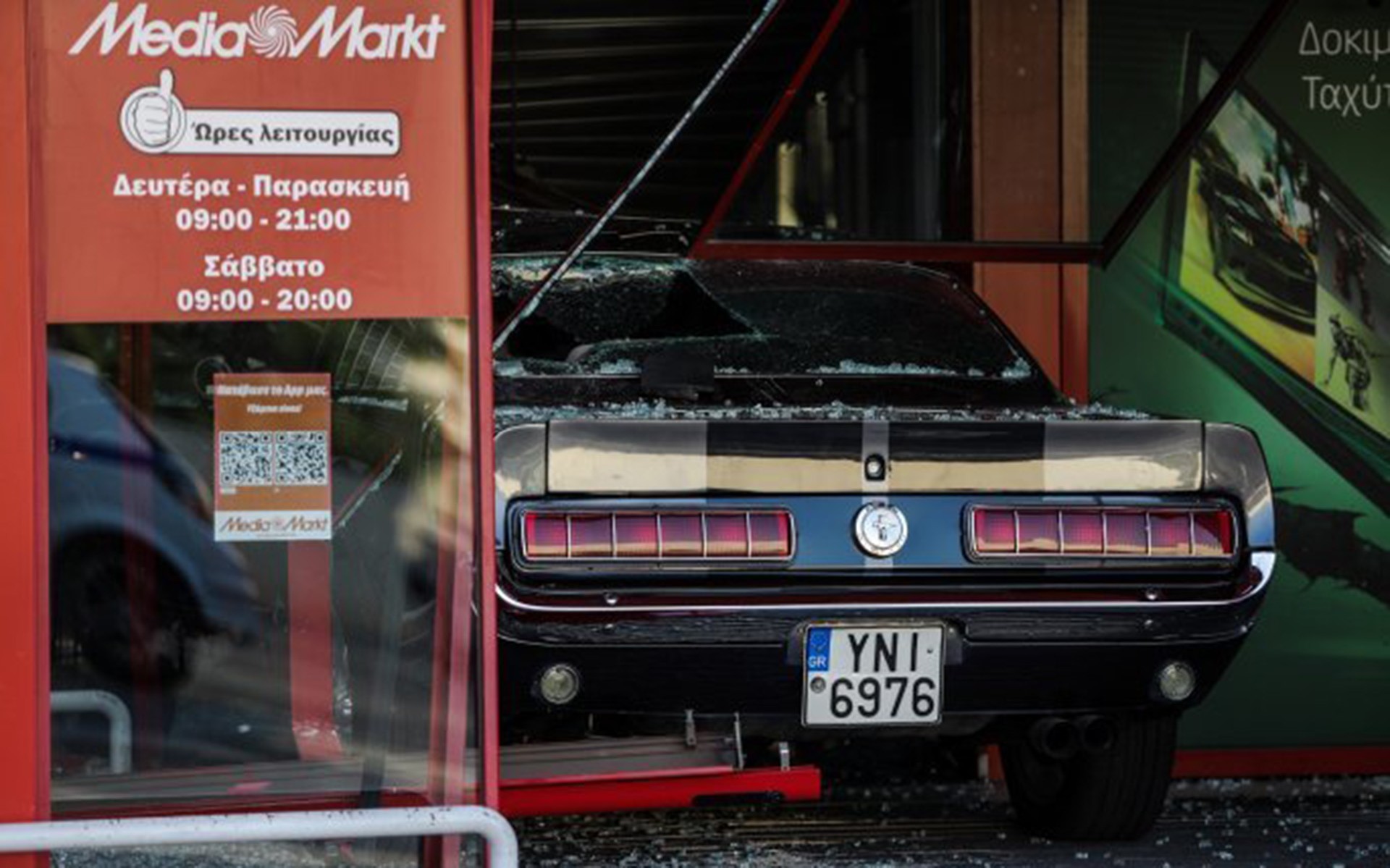 Ληστές εισέβαλαν με Mustang σε κατάστημα στου Ρέντη