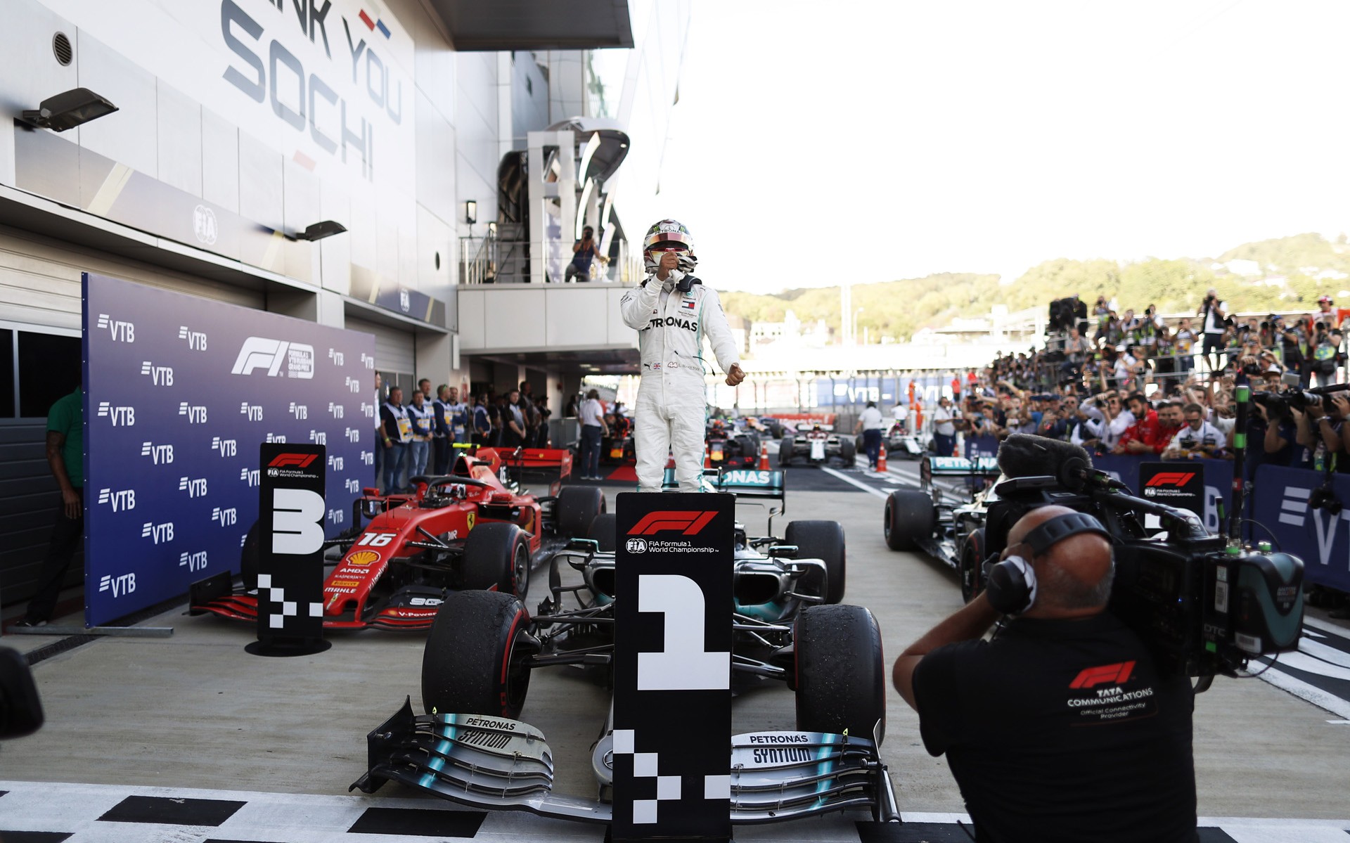 GP Ρωσίας: Επιστροφή στις νίκες για τον Hamilton, εγκατέλειψε ο Vettel