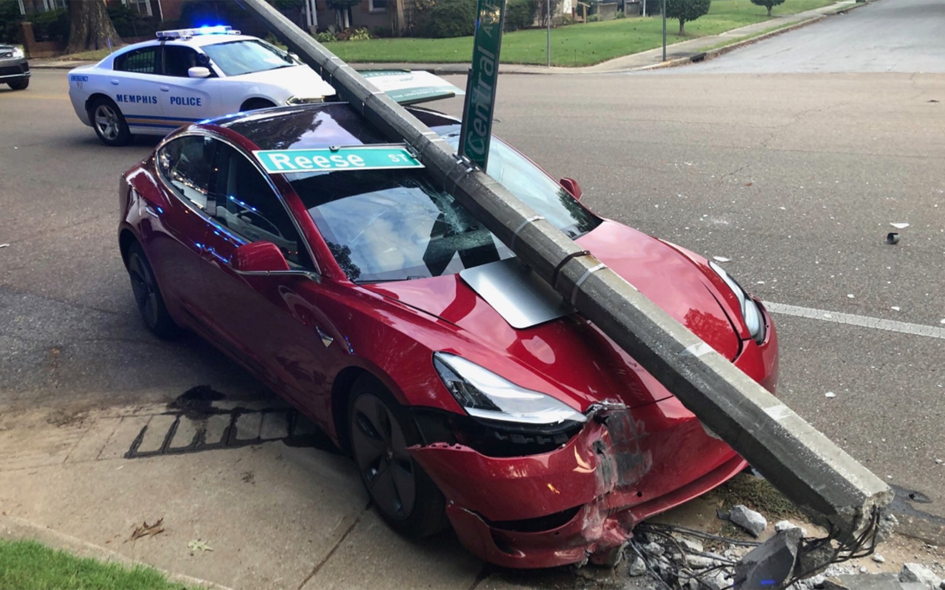 Σύγκρουση Tesla Model 3: Τύχη ή “αδιαπέραστη” οροφή; (video)