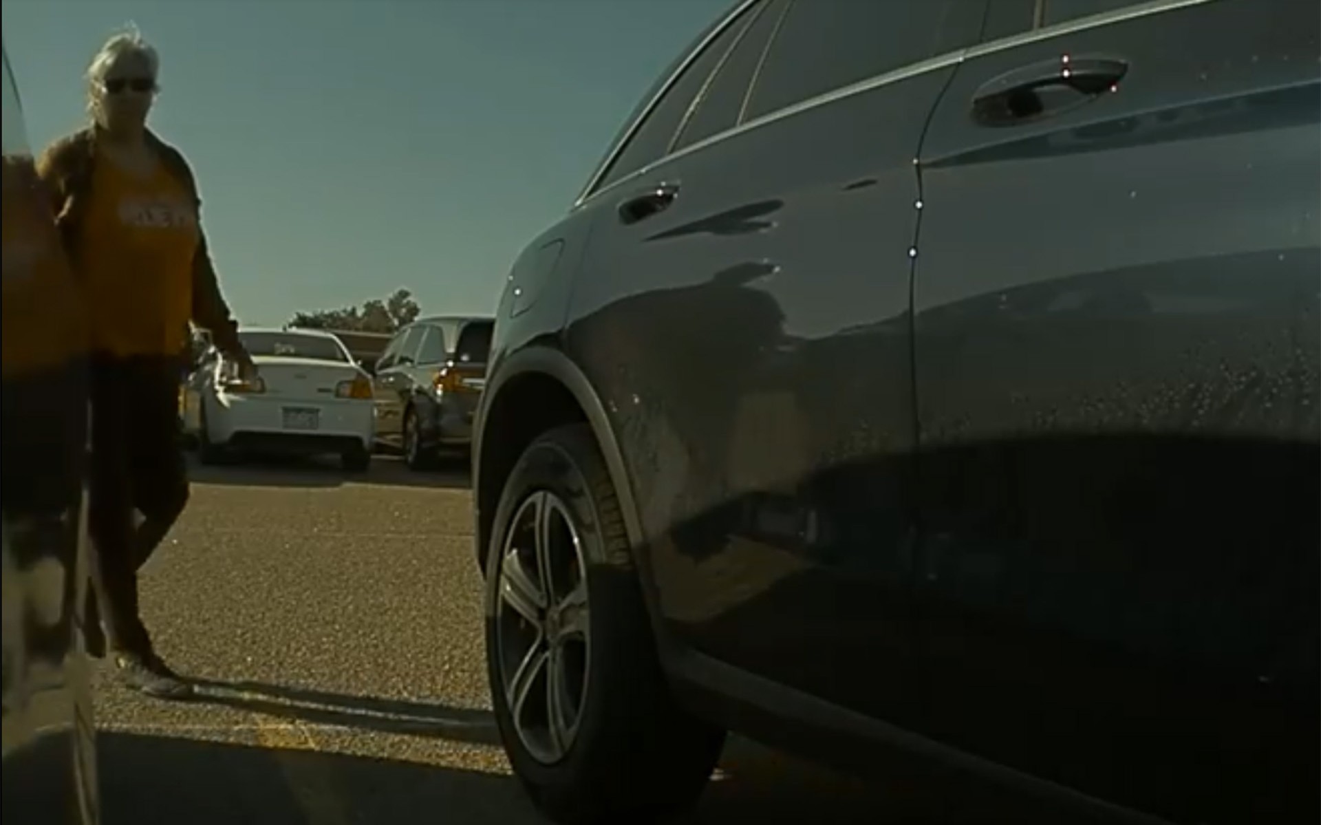 Γυναίκα χαράσσει ένα Tesla Model 3 (video)