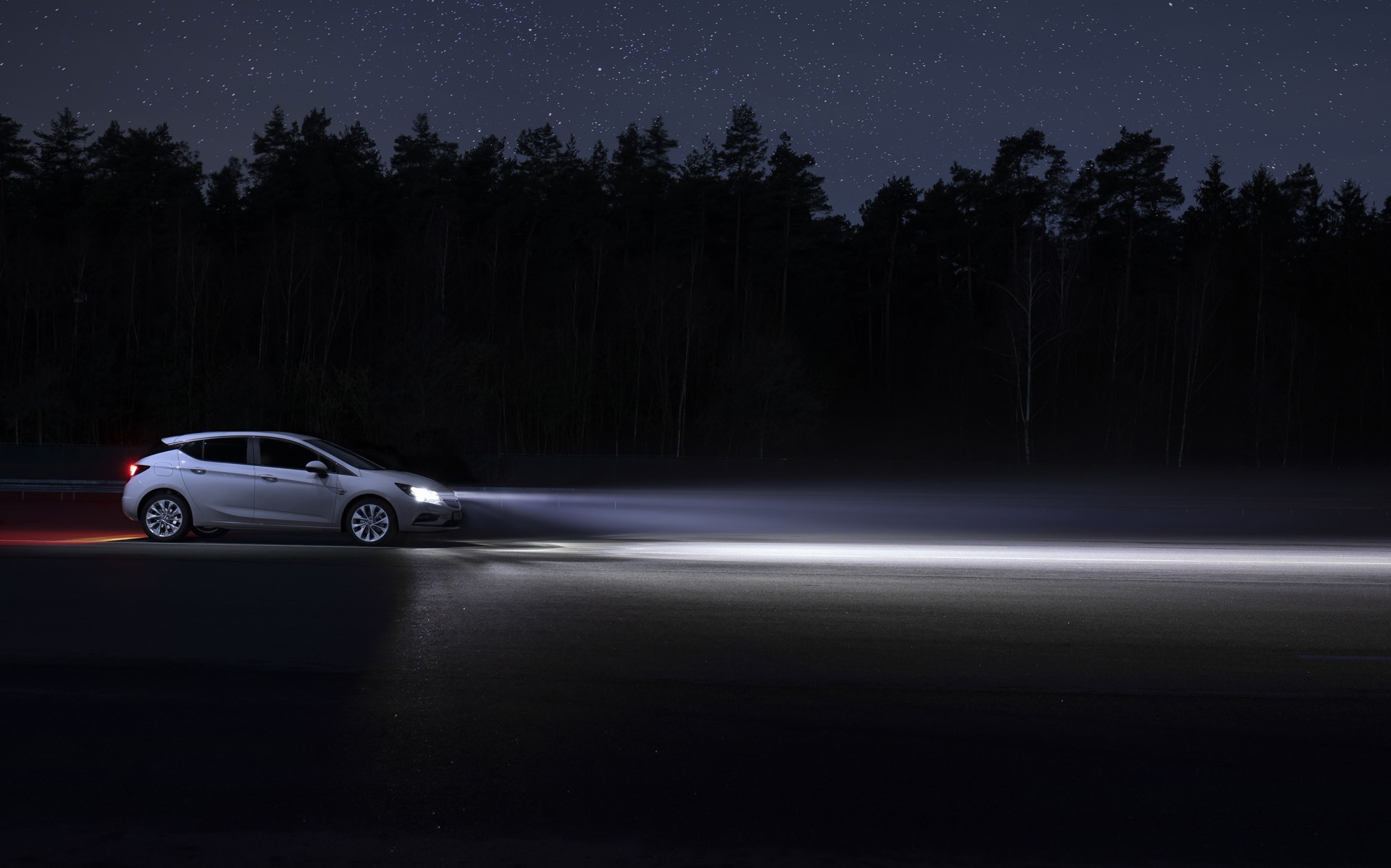 Και φωτίζουν και κάνουν οικονομία: προβολείς IntelliLux LED matrix από την Opel 