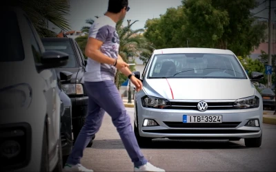 Το Polo κοιτάει μπροστά. Και φρενάρει όταν χρειαστεί!