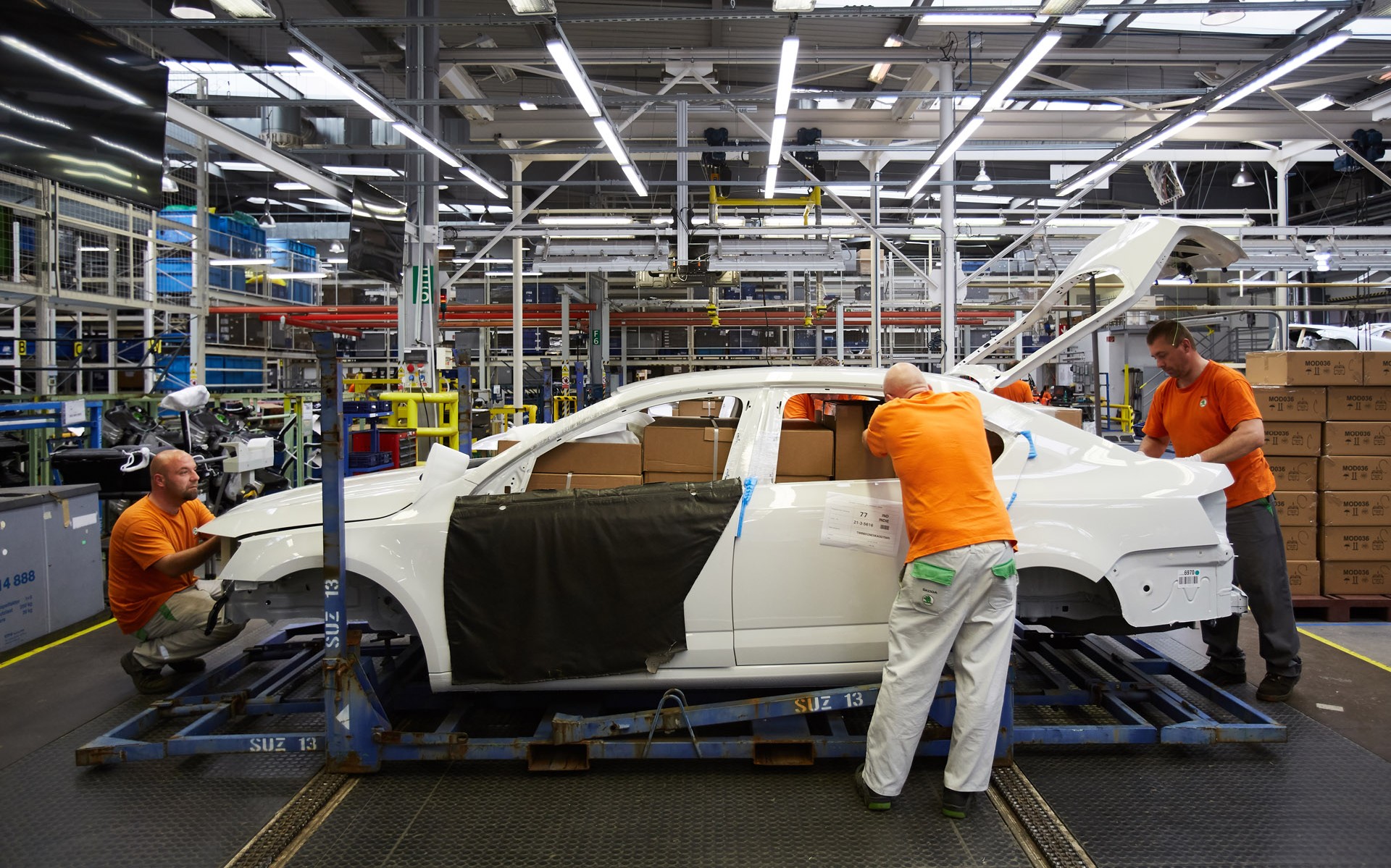 Από την Ευρώπη στην Ινδία: Γιατί τα αυτοκίνητα ταξιδεύουν σε τμήματα; (vid)