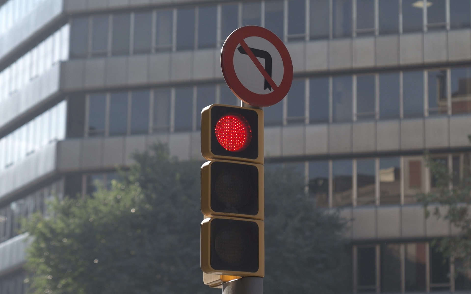 Seat: Τα αυτοκίνητα επικοινωνούν με τα φανάρια (vid)