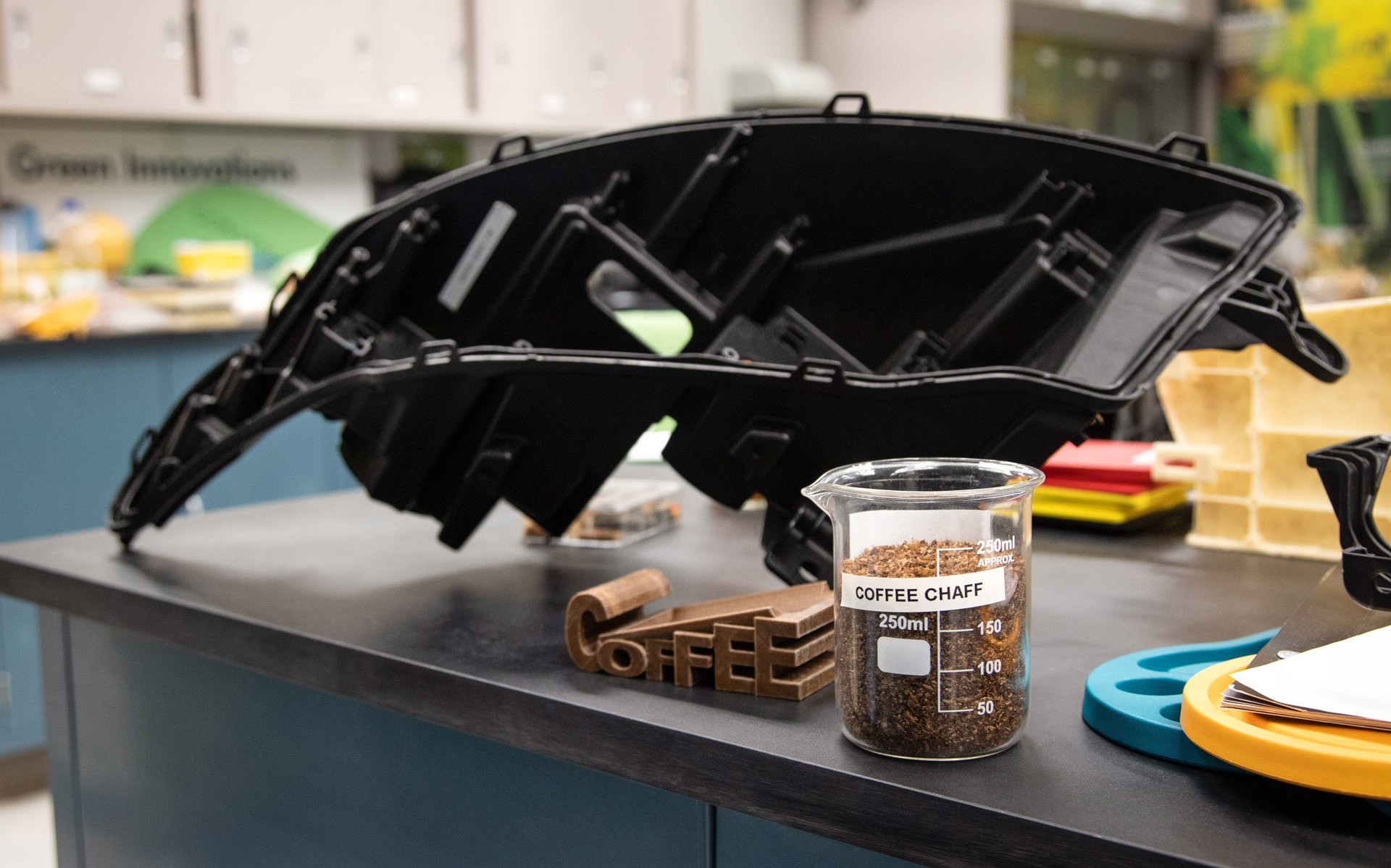 Πλαστικά μέρη αυτοκινήτου από κόκκους καφέ; (vid)