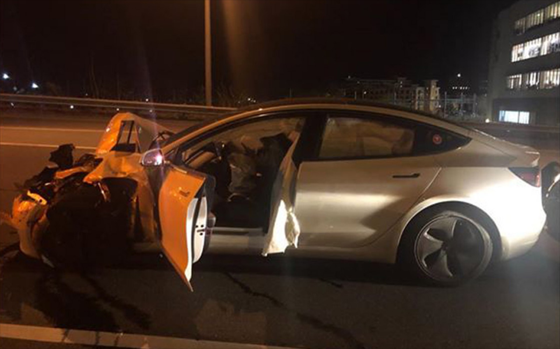 Είχε βάλει αυτόματο πιλότο στο Tesla και έπεσε πάνω σε περιπολικό!