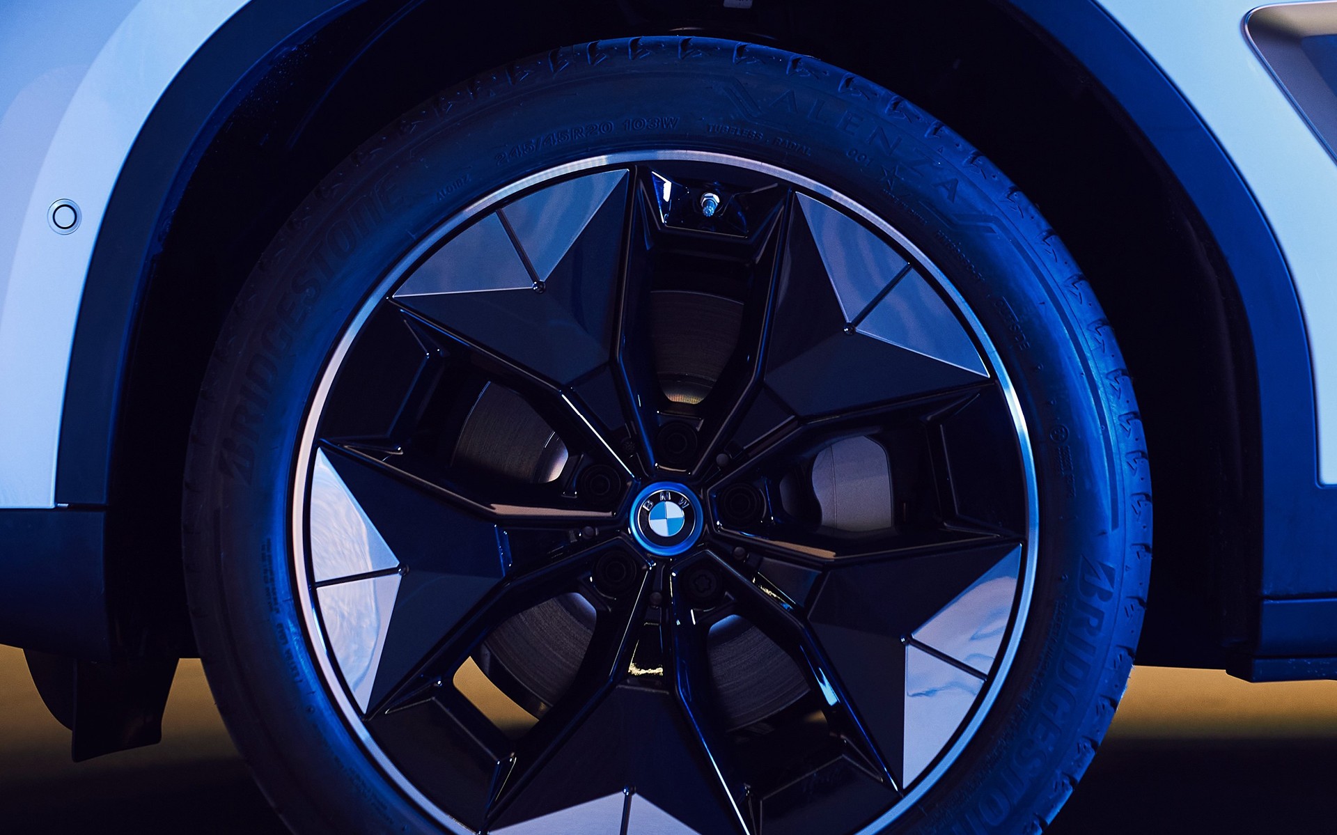 Αεροδυναμικοί τροχοί για το ηλεκτρικό SUV της BMW