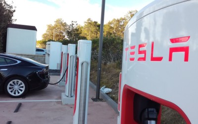 Σε ποιες ελληνικές πόλεις θα μπουν ταχυφορτιστές της Tesla