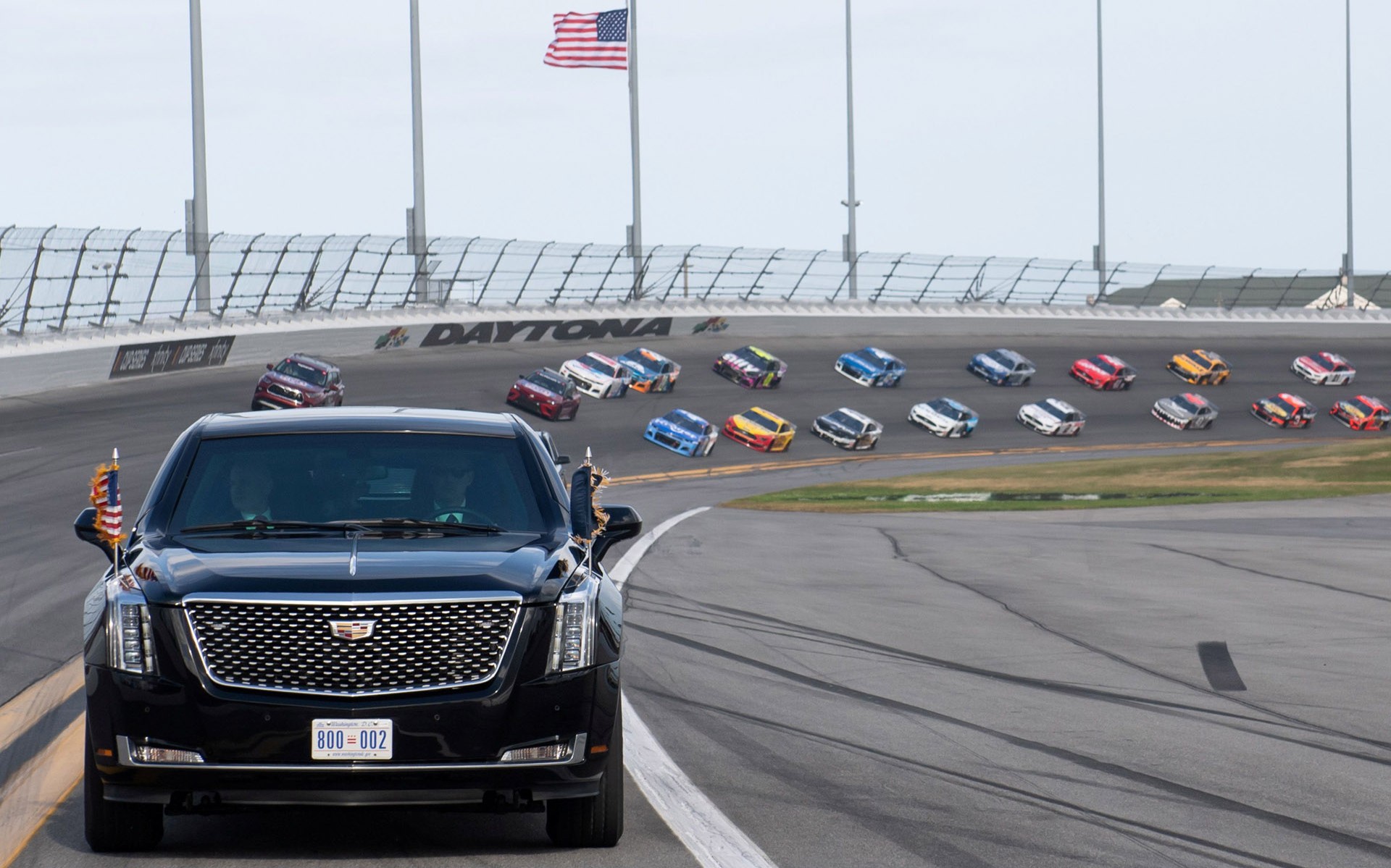 Ο Trump με την προεδρική λιμουζίνα στο Daytona 500! (vid)