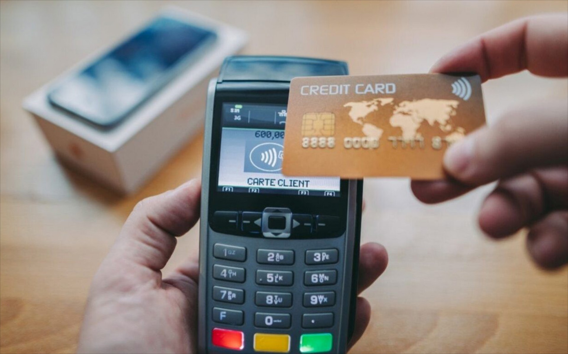 Στα 50 ευρώ το όριο για τις ανέπαφες συναλλαγές 