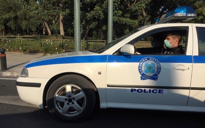 Έβαλε το παιδί στο πορτμπαγκάζ για να αποφύγει το πρόστιμο!