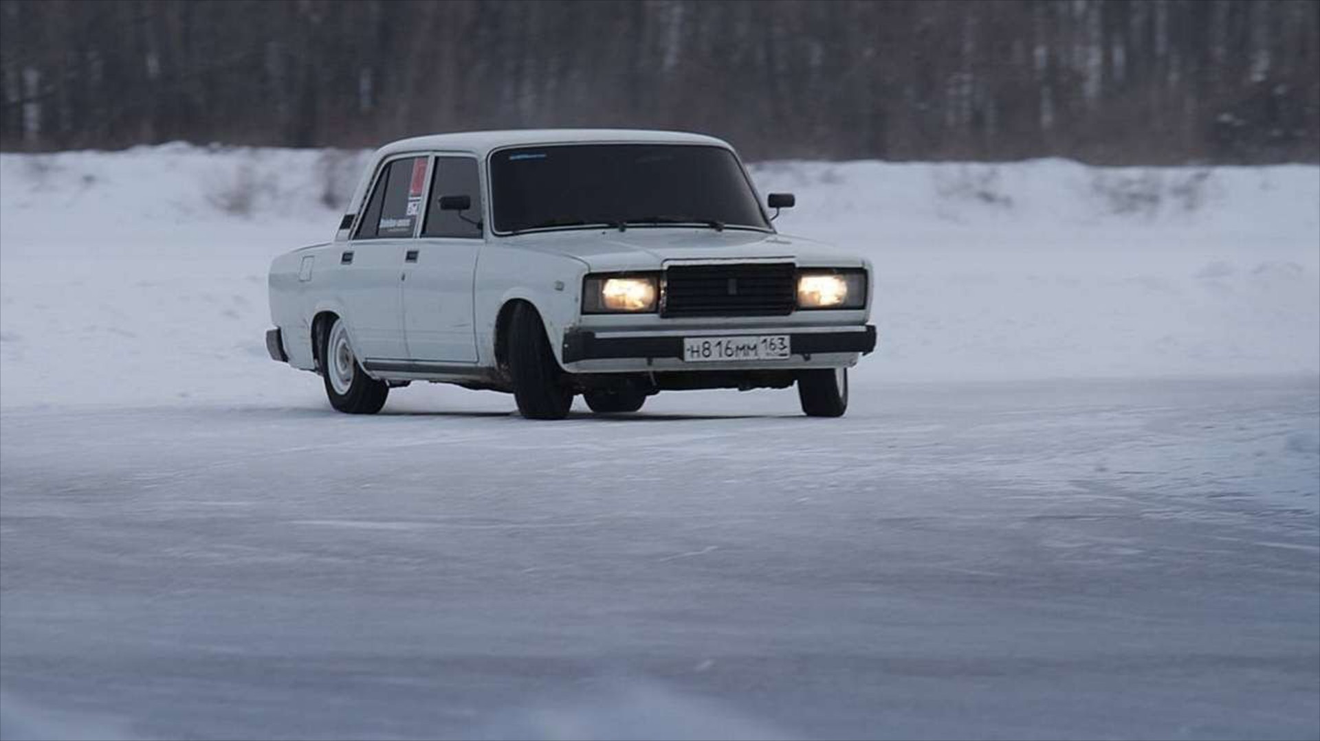 Καλλιτεχνικό πατινάζ με δύο Lada! (video)