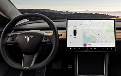Τι θα συμβεί αν πηδήξεις από ένα Tesla, ενώ είναι σε λειτουργία αυτόματου πιλότου; (video)