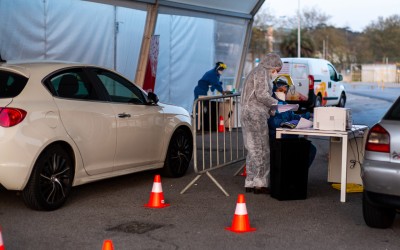 Το Υπουργείο Υγείας εξετάζει το ενδεχόμενο drive thru test για τον κορονοϊό