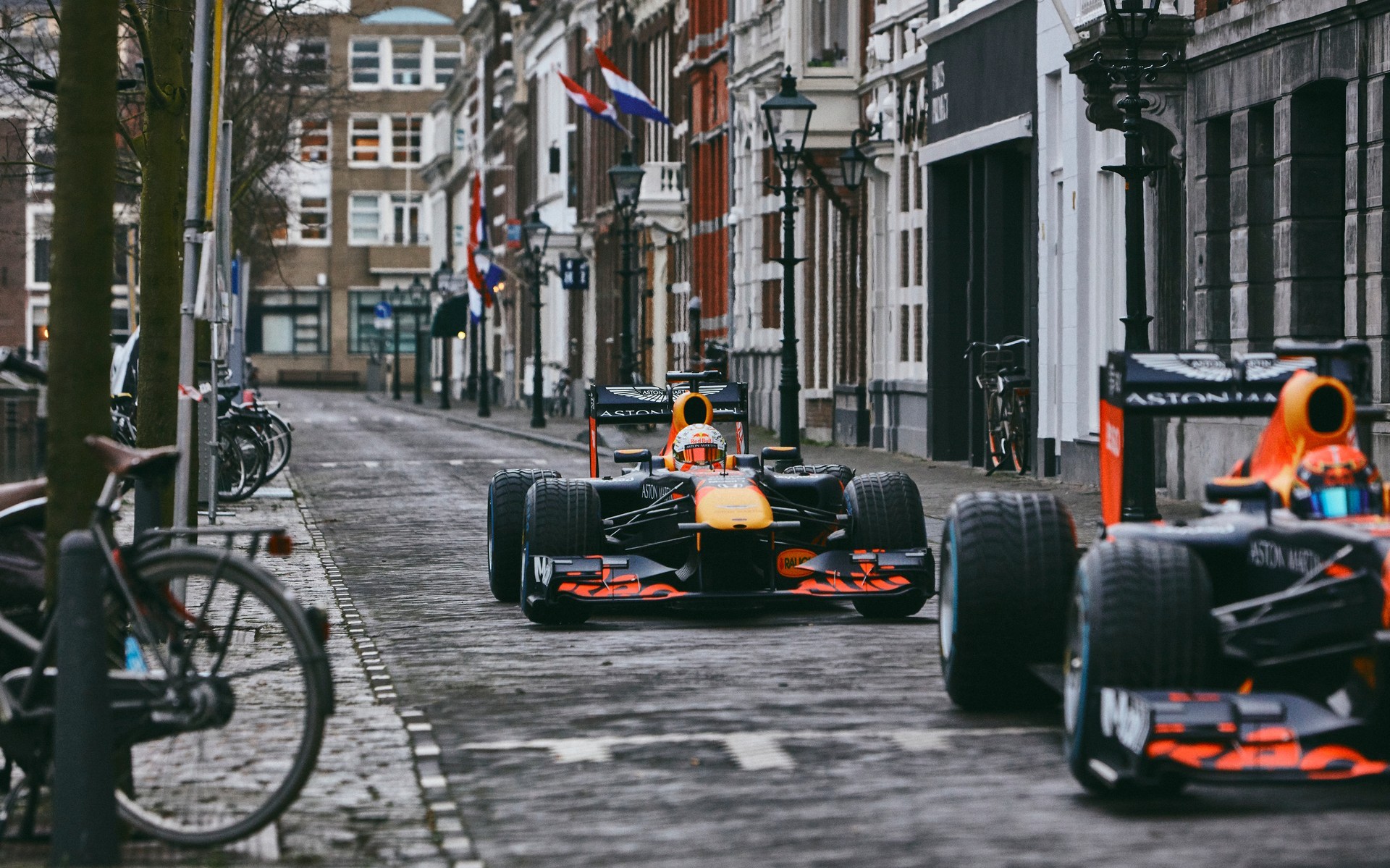 Πήραν τους... δρόμους τα μονοθέσια της Red Bull F1 (video)