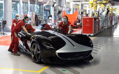 Πίσω στην εργασία τους οι εργαζόμενοι της Ferrari (video)