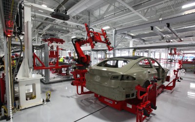 Απειλεί να φύγει από την California η Tesla