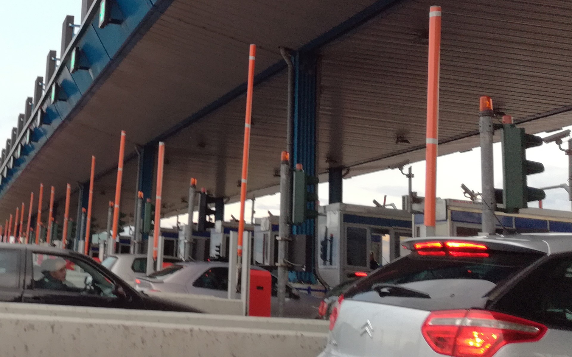 Απελευθέρωση μετακινήσεων από νομό σε νομό: Ραγδαία άνοδος στις διελεύσεις από τα διόδια