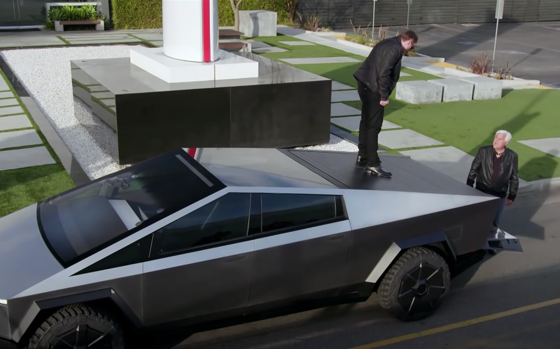 Ο Elon Musk, o Jay Leno και το Tesla Cybertruck (video)